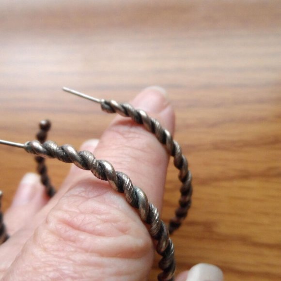 Silver tone TWISTED Ridged Etched Hoop Earrings 1.5" Stud post Retro 80's style - Picture 6 of 6